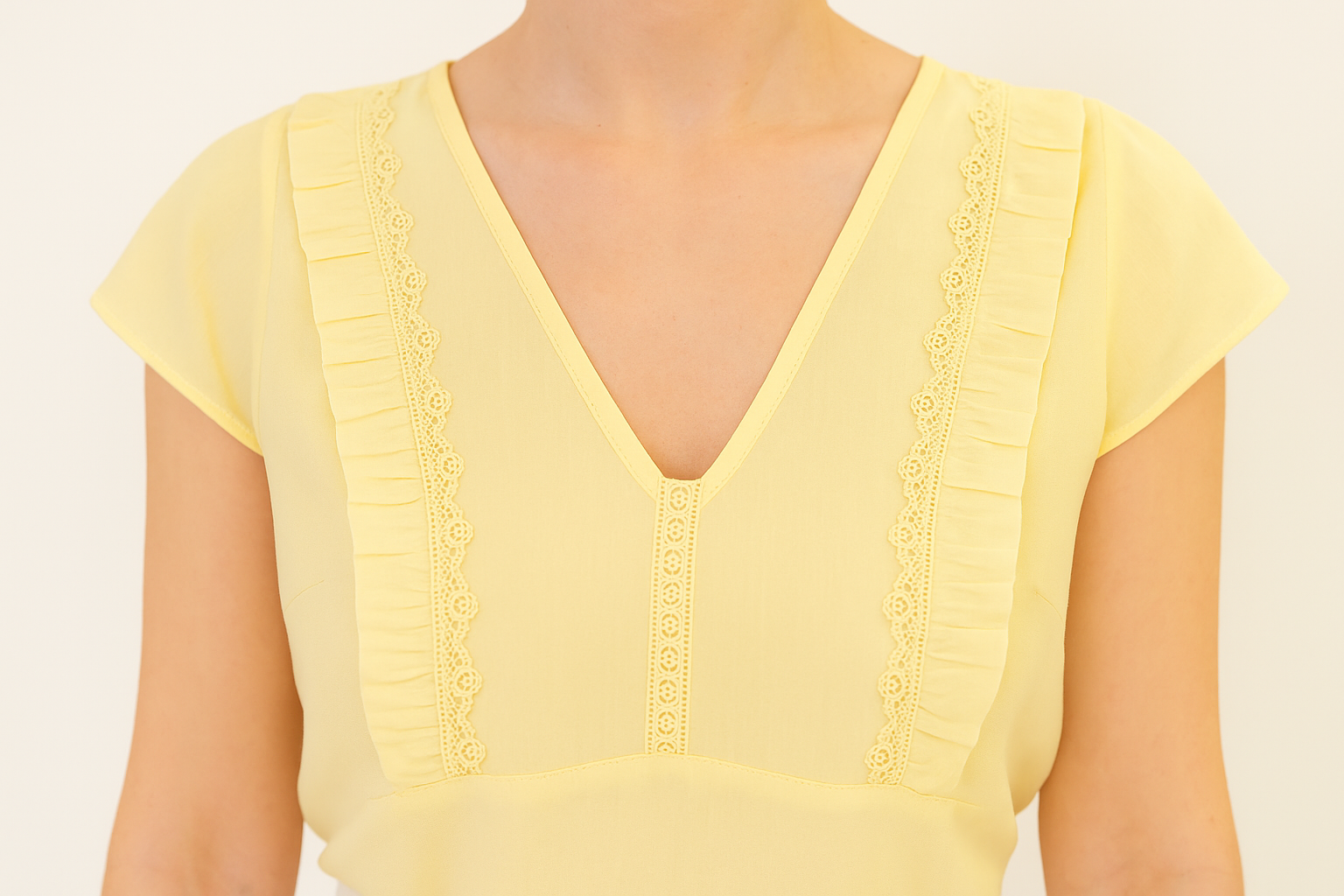 Blusa en amarillo pastel